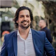 Maestro, Pedagogo y graduado en EF. Amplia formación pedagógica y experiencia docente universitaria